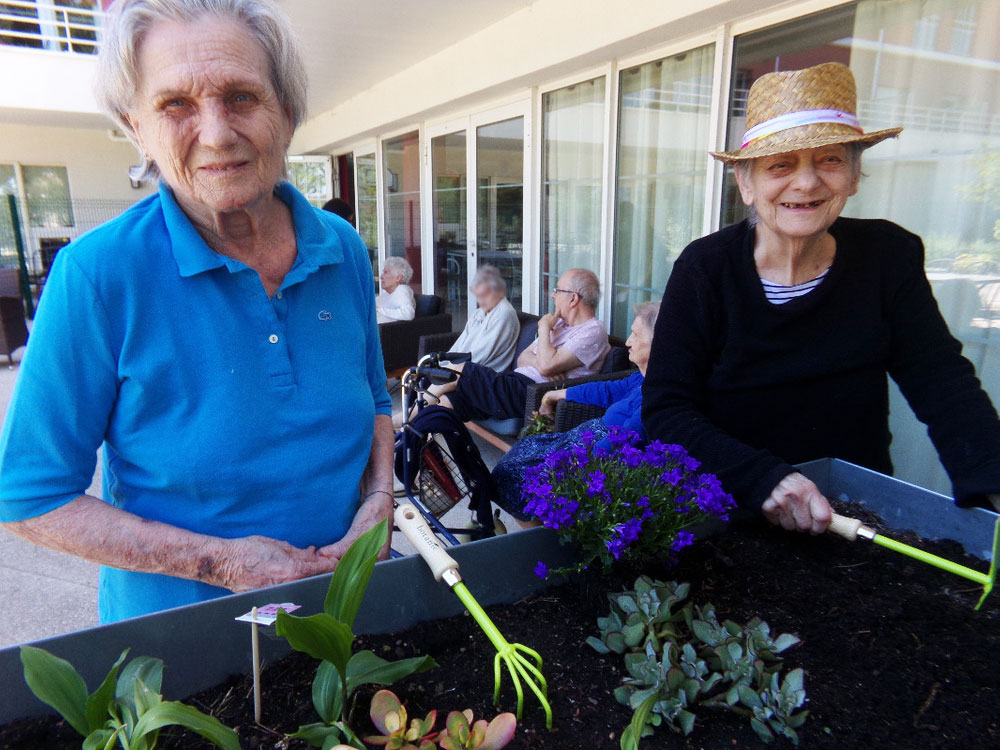 La méthode Montessori appliquée aux seniors atteints de troubles cognitifs (Alzheimer)