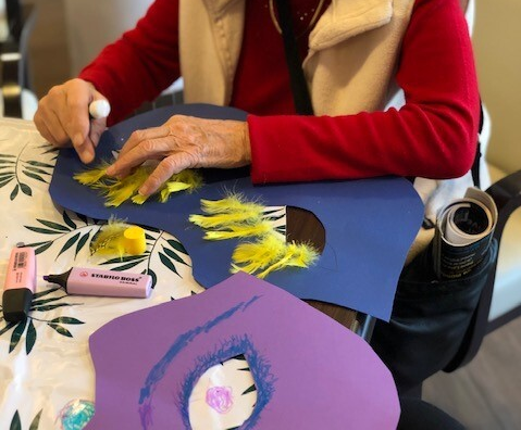 L'activité manuelle  sur le thème du Carnaval à l'EHPAD Pré Du Lac