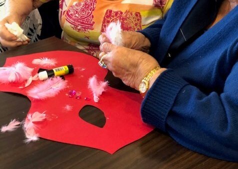 L'activité manuelle  sur le thème du Carnaval à l'EHPAD Pré Du Lac