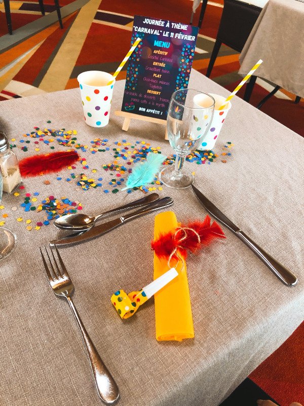La décoration de table pour le menu spécial Carnaval à l'EHPAD Le Pré Fornet