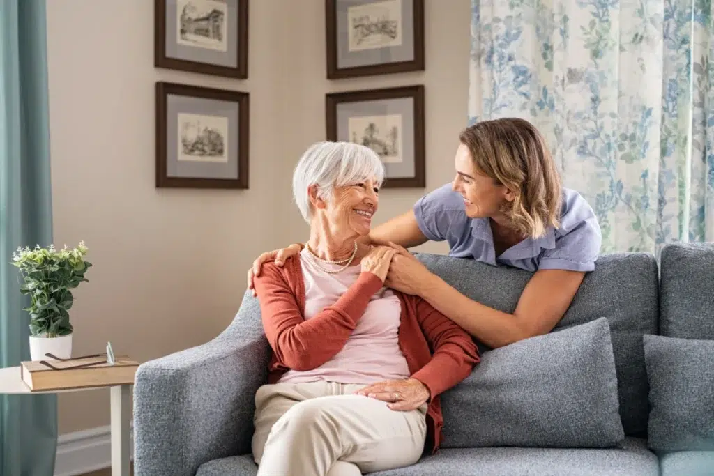 Un senior souriant accompagné d'un proche ou d'un aidant, dans une atmosphère lumineuse et chaleureuse